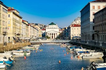 Canale Grande durante una passeggiata nel pomeriggio a Trieste